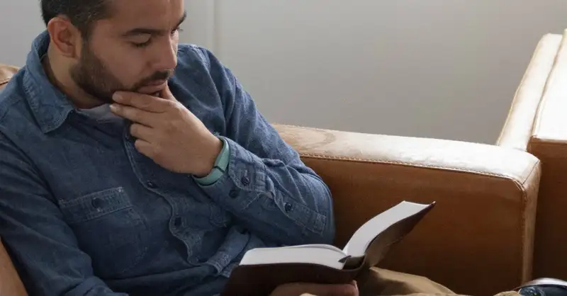 10142 man reading the bible and thinking sparrowsto